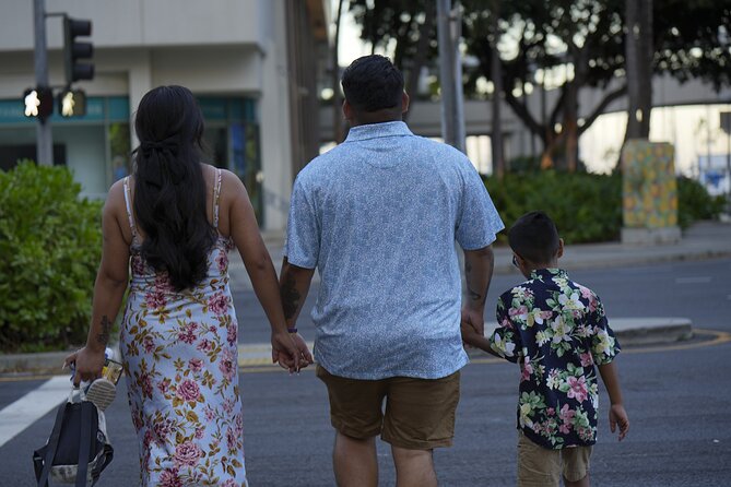 1 Hour Family/Group Photography Honolulu Beautiful and Magical - Your Phone Gets Help Too, So Everyone Can Get Their Own Photos