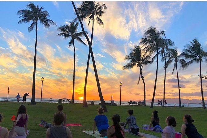 Beach Yoga on Waikiki with Diamondhead Backdrop - Morning flow under the banyan tree: calm poses and real relaxation