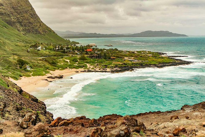 Best of Oahu: Pearl Harbor & Oahu Circle Island Tour from Waikiki - Macadamia Nut Farm Outlet: snack sampling, fast and fun
