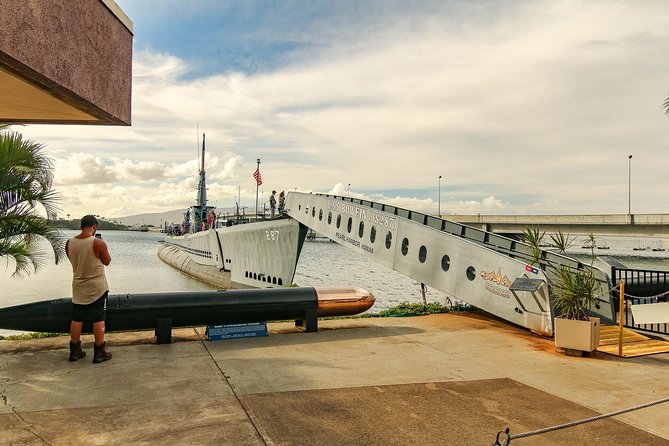 Best Of Pearl Harbor: USS Arizona Memorial & Historic Honolulu - The drivers: when personality turns a bus ride into a better day