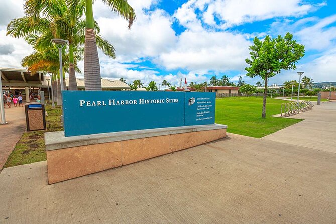 Deluxe Arizona Memorial and Pearl Harbor Aviation Museum Tour - Stop 3: Downtown Honolulu drive-by, from Kamehameha to Iolani Palace