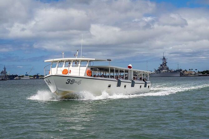 Deluxe Arizona Memorial Bowfin Submarine and Honolulu City Tour - Stop 3: Honolulu drive-through with Iolani Palace, Kamehameha, and Punchbowl