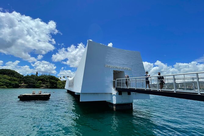 Family-friendly Pearl Harbor and Honolulu Downtown with private transportation - Punchbowl Crater cemetery: a free stop with gravity