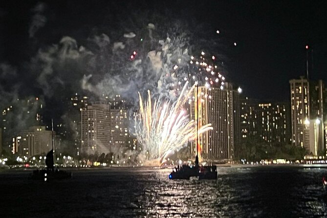 Friday Night Waikiki Fireworks Cruise - Stop 3, Hilton Hawaiian Village: Friday Night Fireworks From Sea