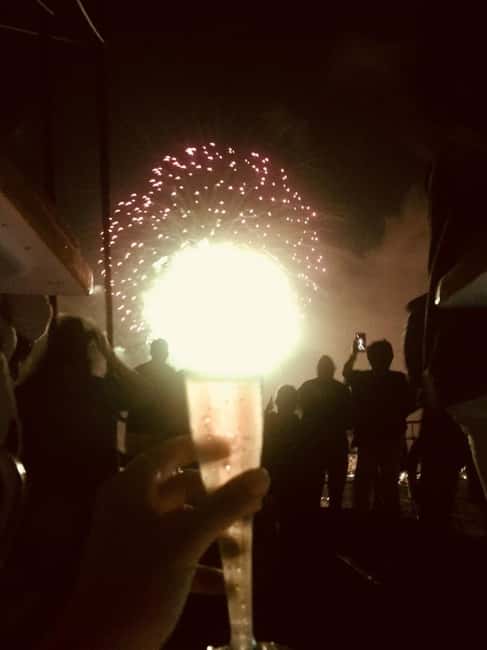 Honolulu: 1-Hour Friday Night Fireworks Cruise with Drinks - Drinks onboard: unlimited for adults 21+, plus non-alcoholic options