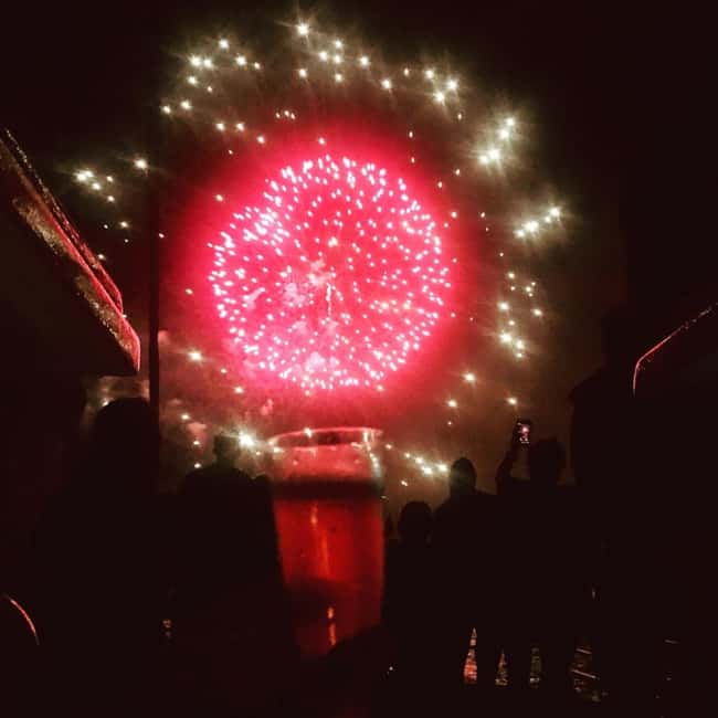 Honolulu: 1-Hour Friday Night Fireworks Cruise with Drinks - How the one-hour catamaran ride around Waikiki works