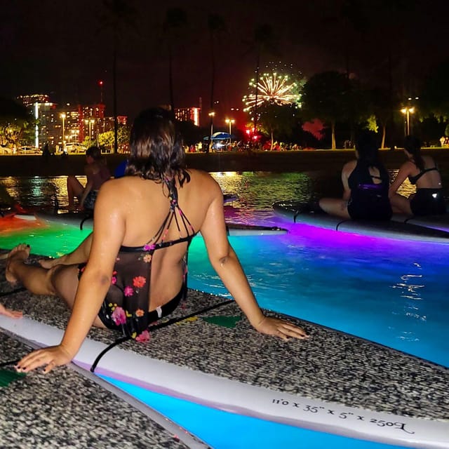 Honolulu: Fireworks Glow and Flow Yoga Class - Entering the Session: Check-In, Timing, and Small Group Reality