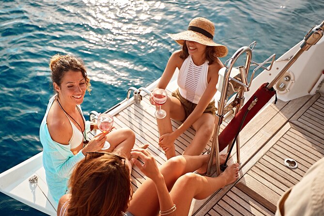 Luxury Diamond Head Sunset Sail - Wildlife Chances: Dolphins, Turtles, and Whales in Season