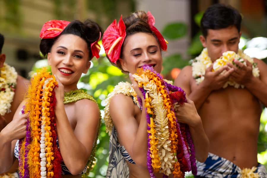 Oʻahu: Nā Lei Aloha Lūʻau & Dinner or Cocktail Show Option - Lei greeting, welcome cocktail, and how to start strong