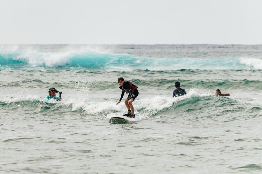 Oahu: Beginner-Friendly Waikiki Beach Surfing Lesson - Included Gear, Rash Guard, Leash, Reef Shoes, and Optional Wetsuit