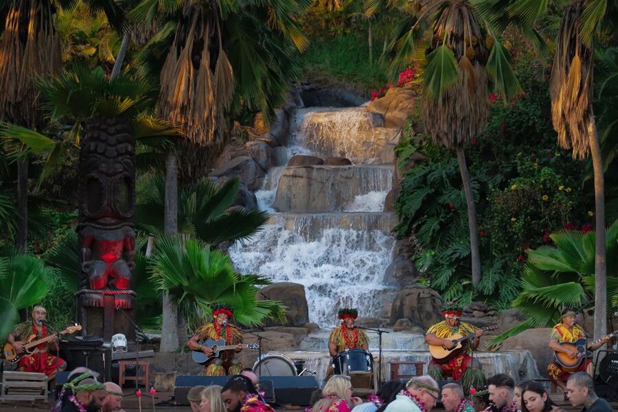 Oahu: Chief's Luau Dinner Show - First Contact: Lei Greeting and the Flow of the Evening
