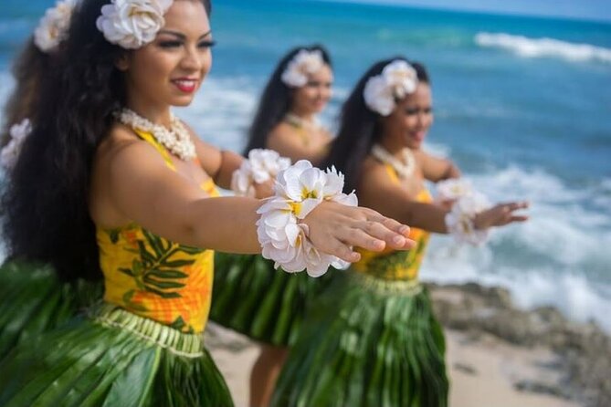 Oahu: Germaine's Luau - The rest of the evening details: leis, pre-show touches, and small comfort wins
