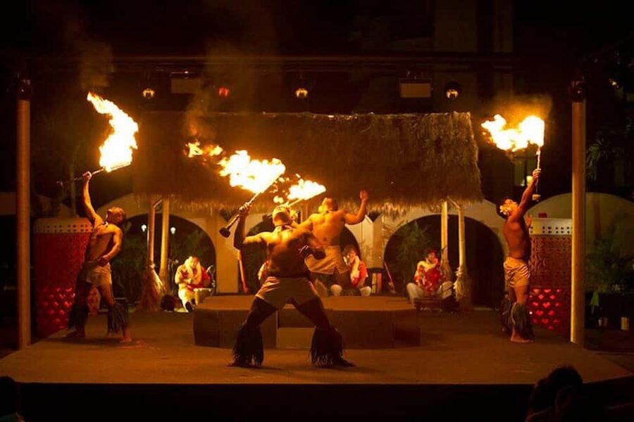 Oahu: Hilton Waikiki Starlight Luau - The 3-hour flow: Mai Tai, show, feast, fireworks