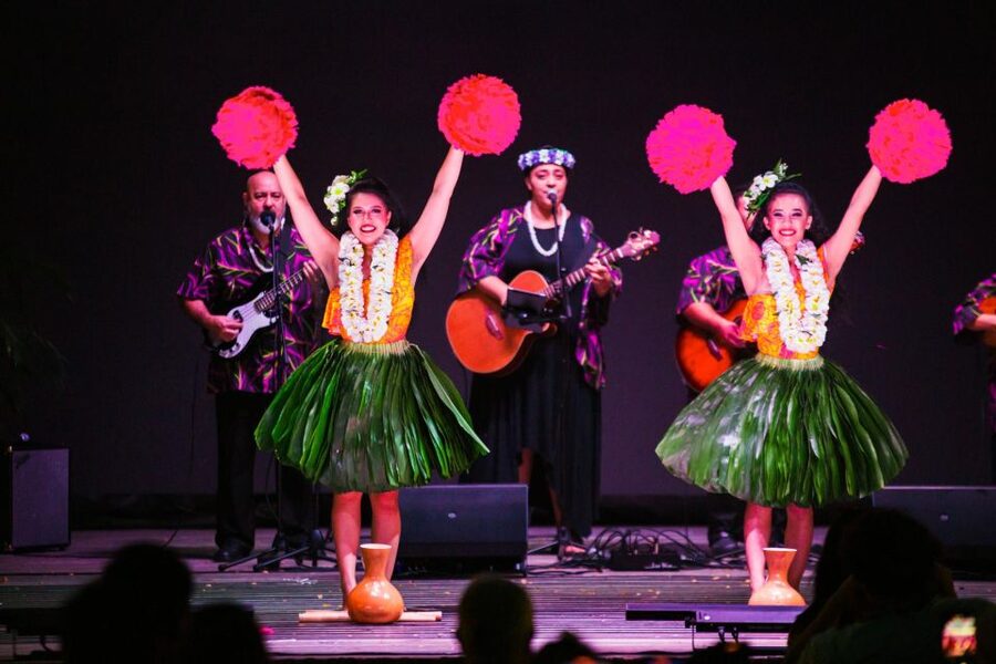 Oahu: Ka Moana Luau Dinner and Show at Aloha Tower - Checking in and getting the lei moment