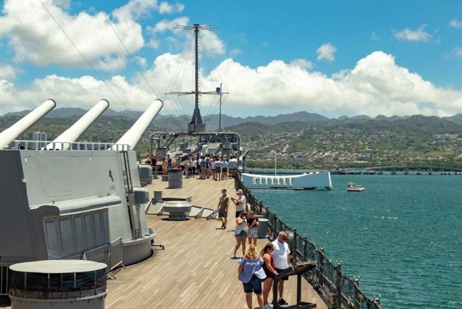 Oahu: Pearl Harbor Battleships Group Tour - Visitor Center and Museums: Setting the Tone Before the Memorial