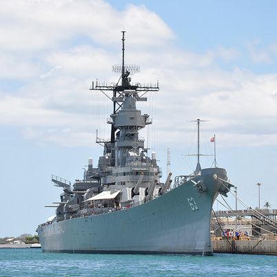 Oahu: Pearl Harbor Heroes Deluxe Experience - USS Arizona Memorial: the Navy boat ride and the respectful pause