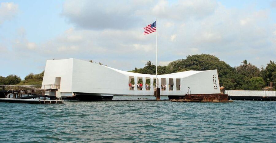 Oahu: Pearl Harbor, USS Arizona, and City Highlights Tour - Pearl Harbor first, Honolulu second: why this route works