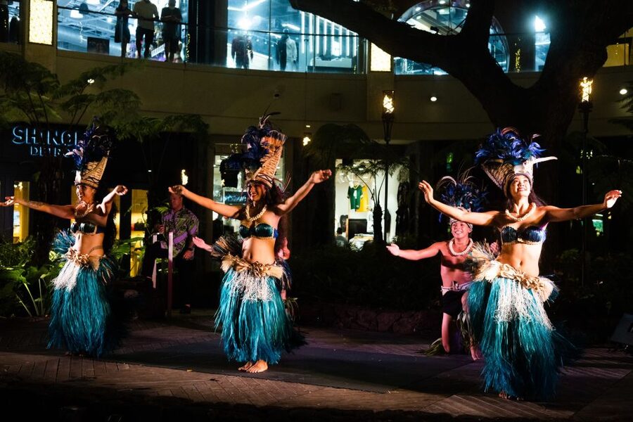 Oahu: Queens Waikiki Luau - Queens Waikiki Luau: the vibe and what makes it different in Waikiki