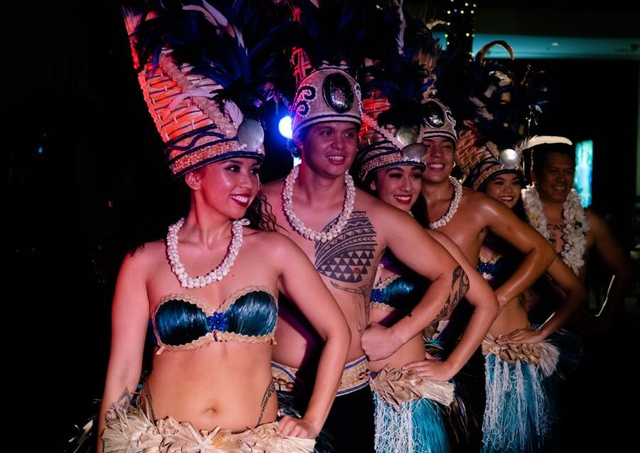 Oahu: Queens Waikiki Luau - The 150 minute schedule: how the evening typically unfolds