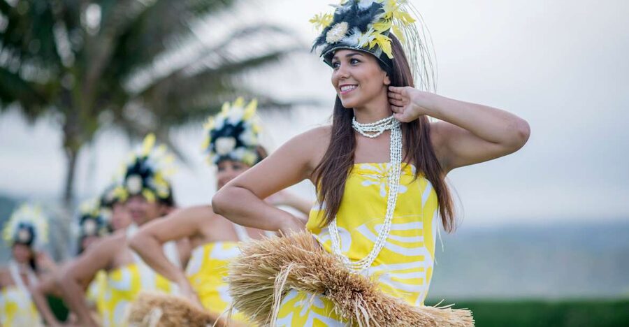 Oahu: Queens Waikiki Luau - Cultural activities and the hula lesson: your chance to participate