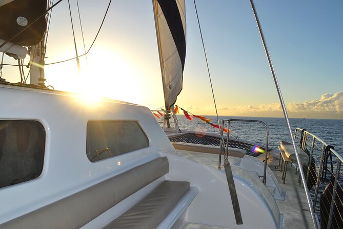 Oahu's Waikiki Coast: Moana’s Sunset Cocktail Sail - Crew and vibe: the people who make or break it