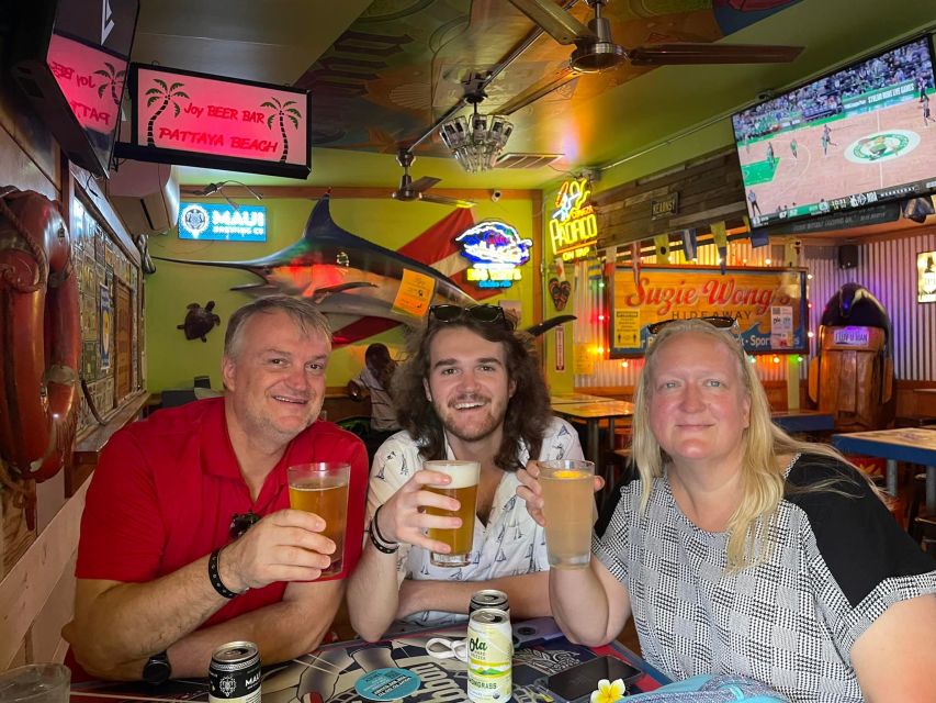 Oahu: Sips & Secrets of Hawaii Pub Crawl - Why a Waikiki pub crawl with stories works