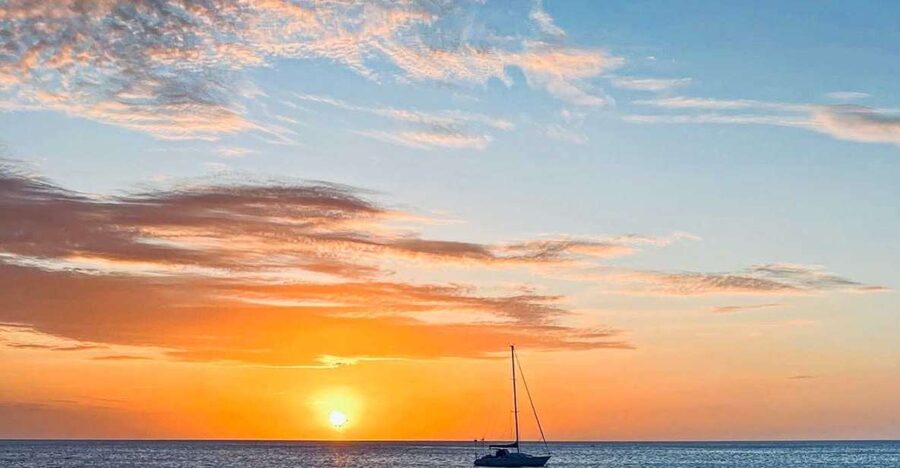 Oahu: Sunset sailing in small intimate groups - Why a 6-Person Oahu Sunset Sail Beats the Crowd