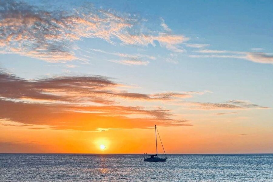 Oahu: Sunset sailing in small intimate groups - The Route Toward Le’ahi (Diamond Head) and Waikiki’s Big-View Moment
