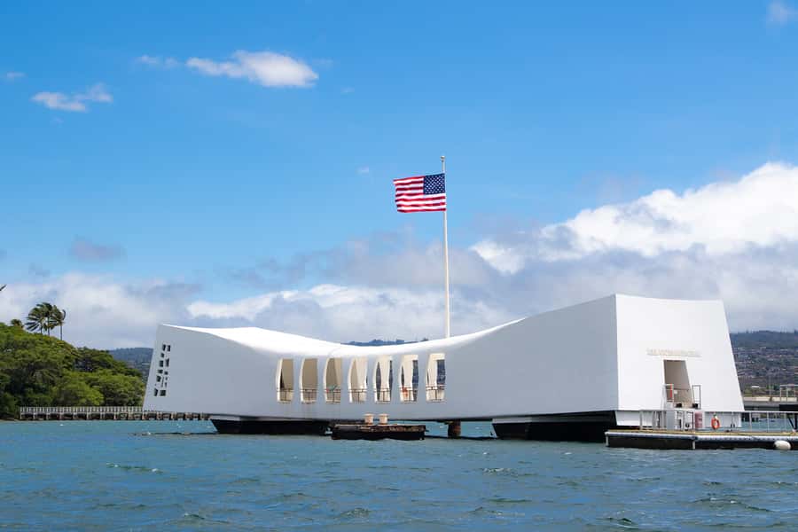 Oahu: USS Arizona Memorial and City Highlights Tour - Pearl Harbor by ferry, Honolulu from the window