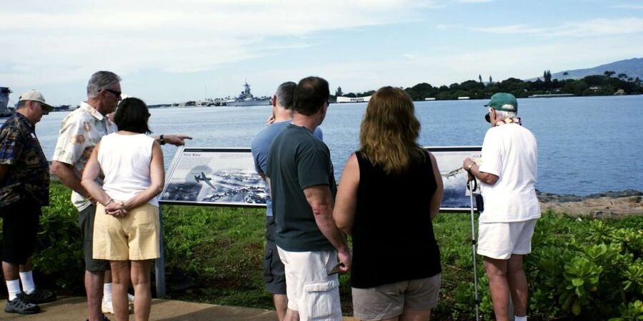 Oahu: USS Arizona Memorial Deluxe Tour - Air Raid Pearl Harbor in the Virtual Reality Center