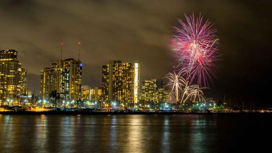 Oahu: Waikiki Friday Fireworks Cruise with Snacks and Drinks - Fireworks Positioning: Why This Crew Matters