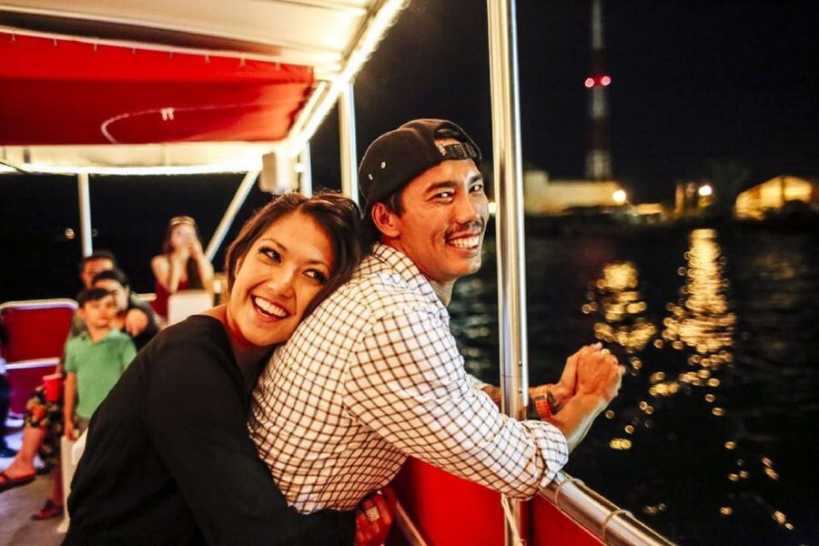 Oahu: Waikiki Friday Night Fireworks Cruise - What the 90-minute Waikiki fireworks loop feels like