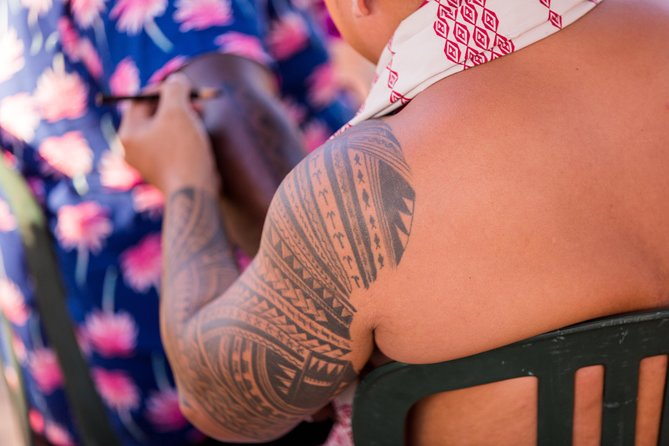 Paradise Cove Luau - The Main Show: Hula, Polynesian Music, and Fire Twirlers