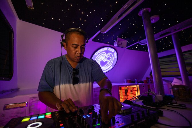 Premier Waikiki Sunset Party Cruise with Live DJ and Full Bar - Your on-water highlights: Diamond Head first, then Waikiki