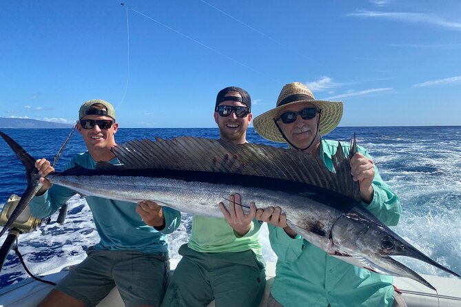 Shared Deep Sea Full-Day Fishing Charter in Hawaiian Waters - The Magic Sport Fishing boat: comfort for a full 8 hours