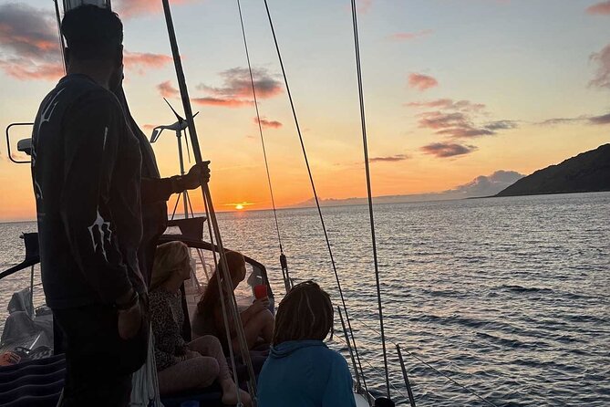 Small Group Waikiki Sunset Sailing Tour - Getting to the boat: meeting point at Hawaii Yacht Club in Waikiki