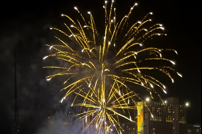 Waikiki Beach Catamaran Friday Night Fireworks Tour - The crew and comfort: why “smooth” matters