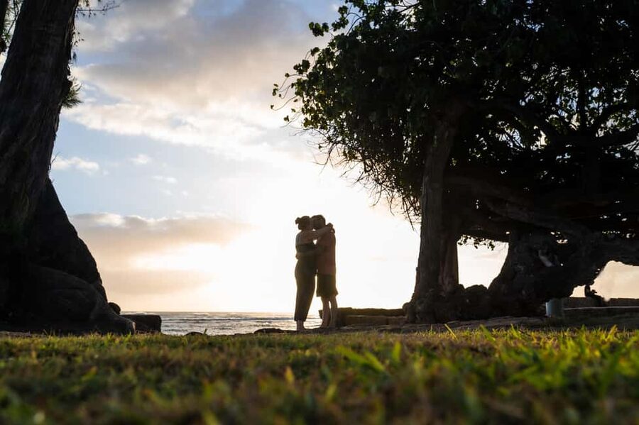 Waikiki : Beach Picnic with Professional Photography! - The Arrival Moment at Lēahi Beach Park, Setup Included