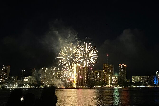 Waikiki: Friday Night Fireworks Catamaran Cruise - The Fireworks Moment: What to Expect When It Lights Up the Sky