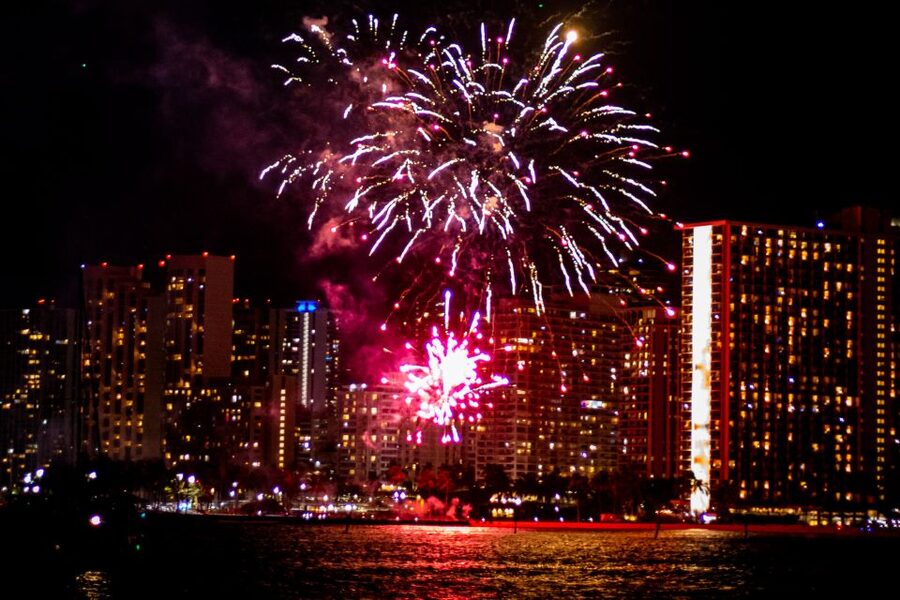 Waikiki Friday Night Fireworks Cruise+Nagaoka Fireworks 3/15 - Honolulu and Waikiki After Dark: What You Can Actually See