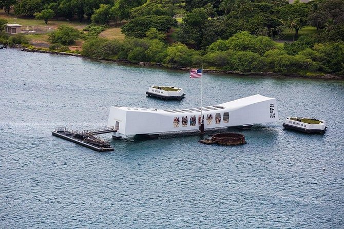 WWII Pearl Harbor Heroes Deluxe Tour - Pearl Harbor Historic Sites Visitor Center: the shoreline view to close the loop
